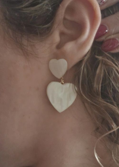 Brincos em acrílico branco, parece madrepérola, de pico.