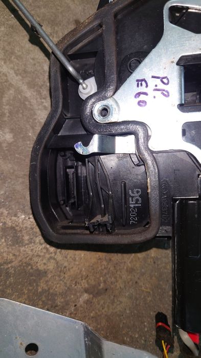 BMW E60 e70 zamek drzwi prawy przód z dociagiem