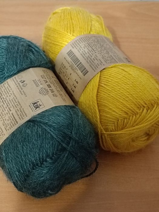 Нитки для в'язання двох кольорів