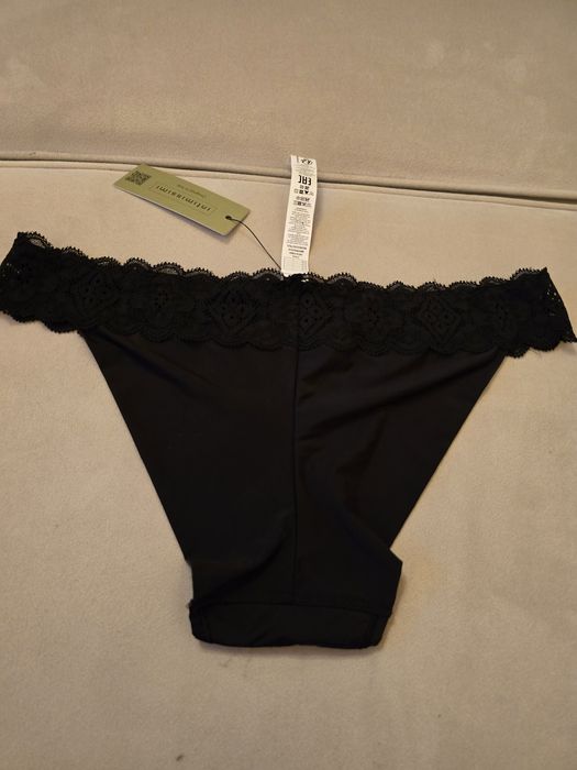 Wygodne czarne majtki Intimissimi S ozdobione koronką