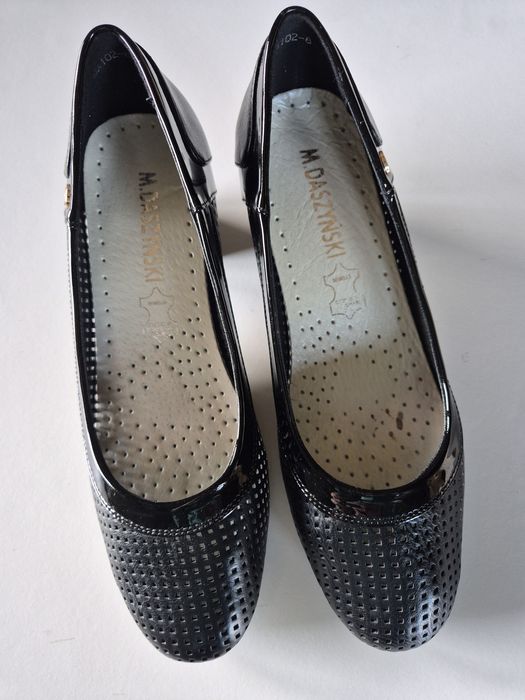 Czółenka z dziurkami roz 38