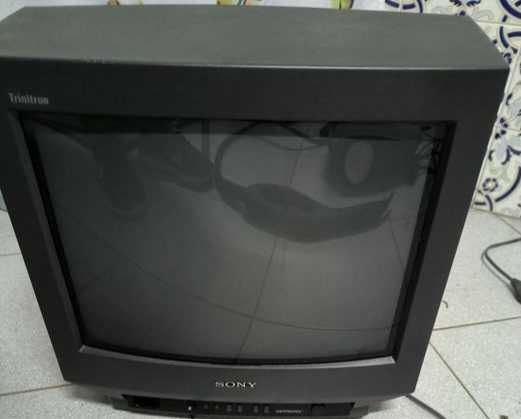 Tv usadas a cores mas a funcionarem bem, para desocupar