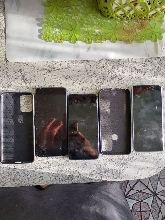 3 smartfony na części