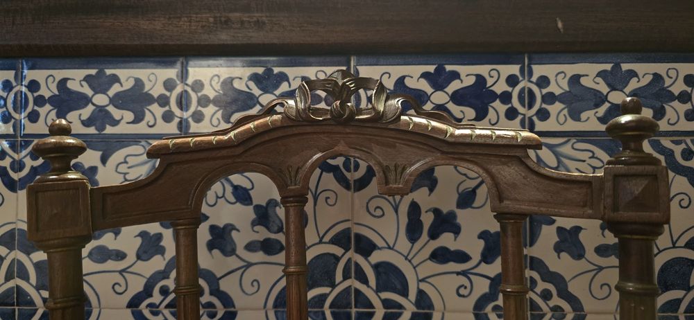 Cadeira antiga em madeira maciça, estofada – excelente estado