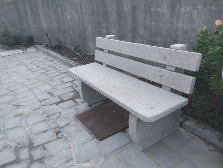 Banco de jardim em pedra