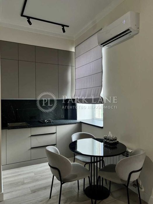 Продаж квартири в історичному центрі, ремонт до револ.