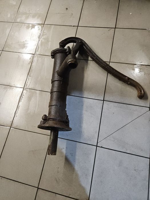 Pompa ogrodowa ręczna, do renowacji.