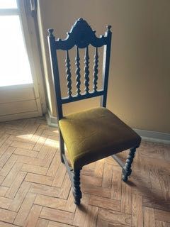 Quarto Antigo Completo – 1.500 €  Vende-se quarto antigo em madeira, de estilo clássico.  Composto por:  1 cama  1 guarda-fatos  2 mesas de cabeceira