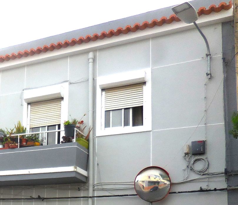 VENDO T2 ARRENDADO EM PREDIO RENOVADO - BAIXA DA BANHEIRA