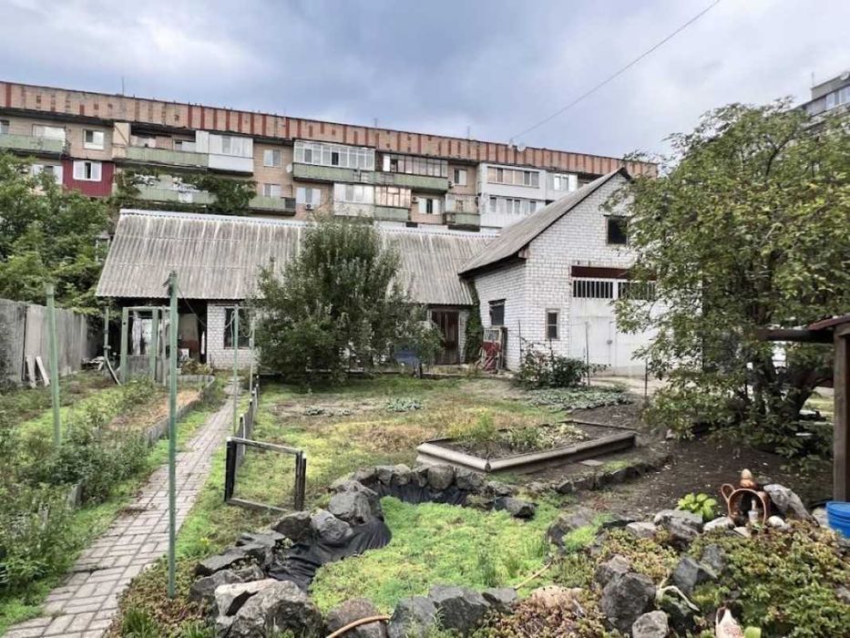 Продається окремий житловий будинок по вул. Грушевського. Галина