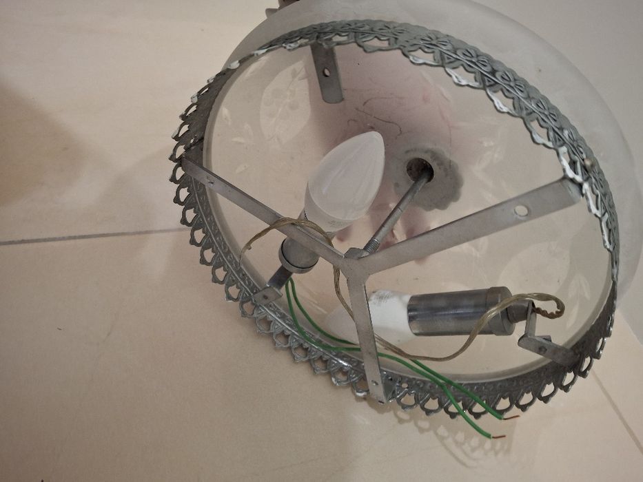 Candeeiro de teto em vidro.