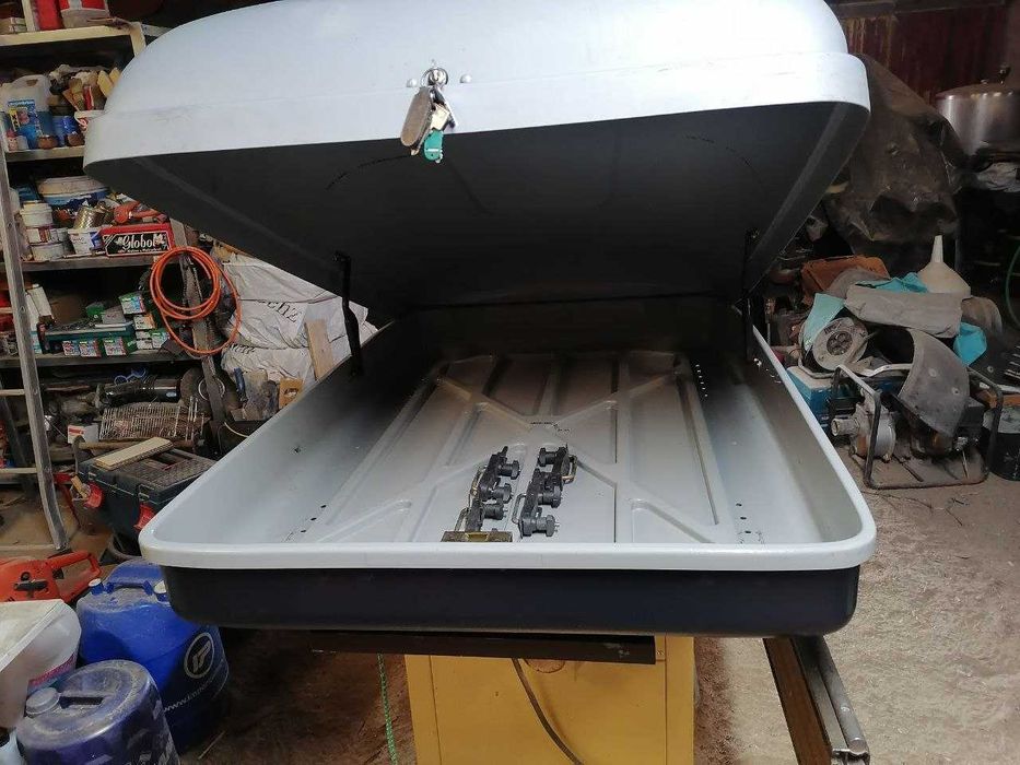 Caixa de tejadilho Thule Jetbag com grande capacidade de 300 litros.