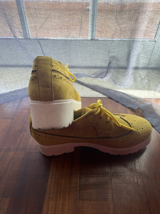 sapatos amarelos