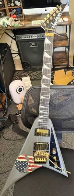 Guitarra Jackson V  M Army Drab, com vários upgrades