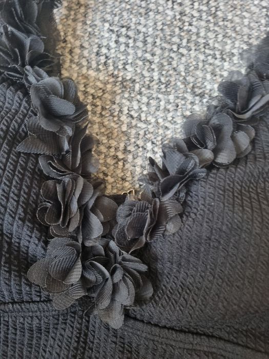 Czarny jednoczęściowy kostium kąpielowy