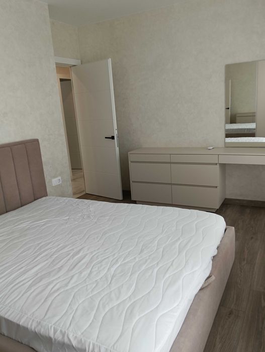 Сучасна 2 к Озерна + паркомісце,ліфт працює постійно..