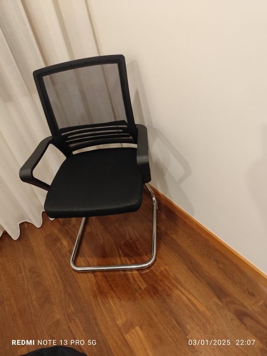 Uma cadeira de secretária simi nova