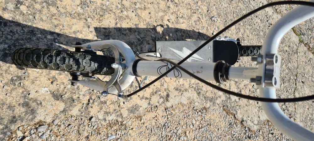 TROTINETE com pneus insufláveis, travões, descanso e outras maravilhas