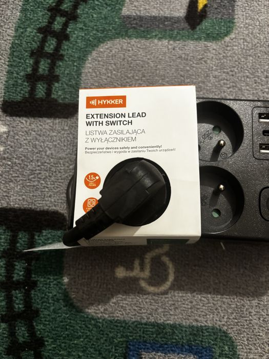 Przedłużacz 1,5 m czarny Hykker 4 gniazdka + 2 x USB, USB-C