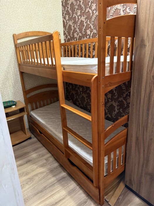 Продається двухповерхове ліжко   разом з матрасами