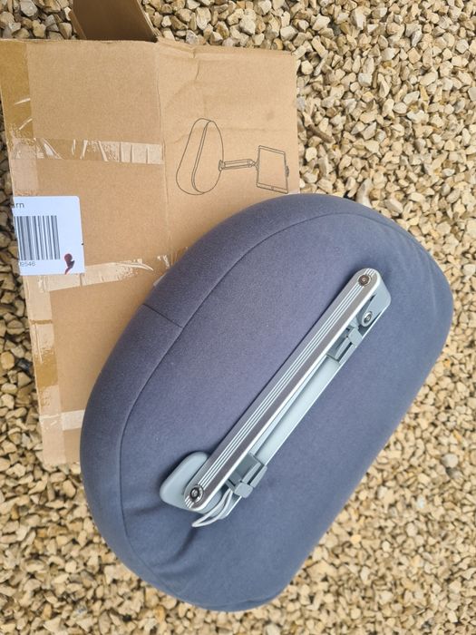 Poduszka z uchwytem na tablet pufa