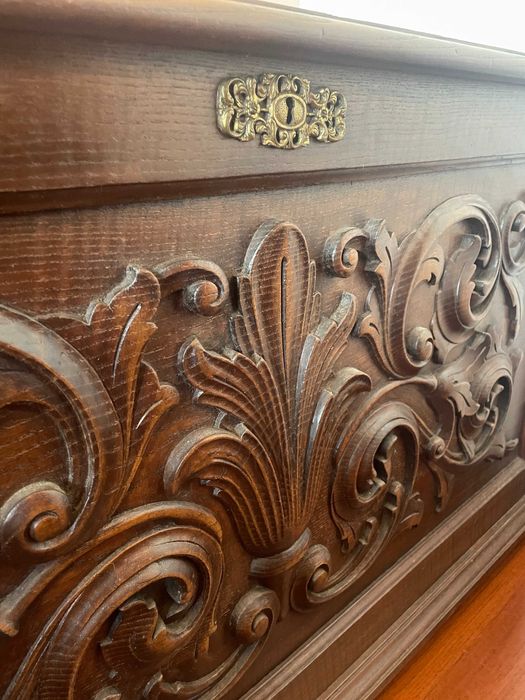 Arca em Madeira Maciça Entalhada — Peça Decorativa