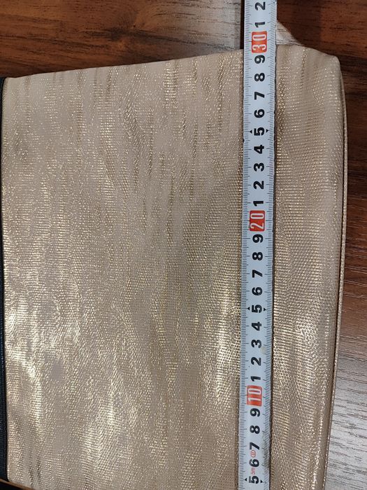 Косметичка золотого кольору Lancome