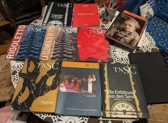 Livros para acompanhar as óperas Teatro de S. Carlos