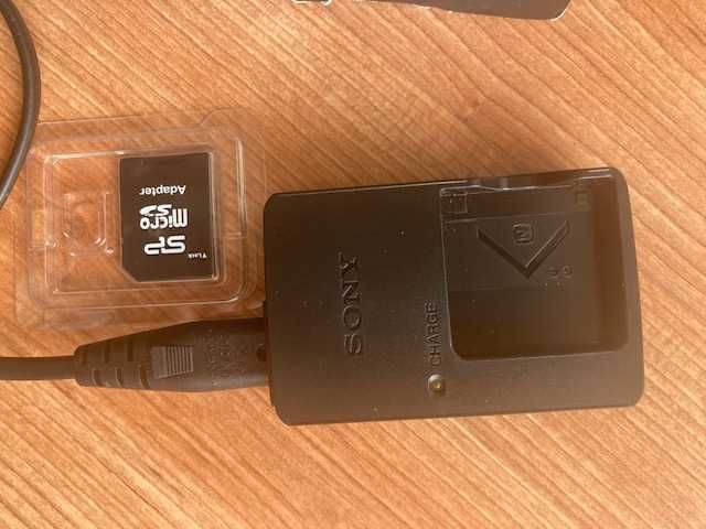 Câmara Digital Sony Cyber-shot DSC-W690 Prata com acessórios