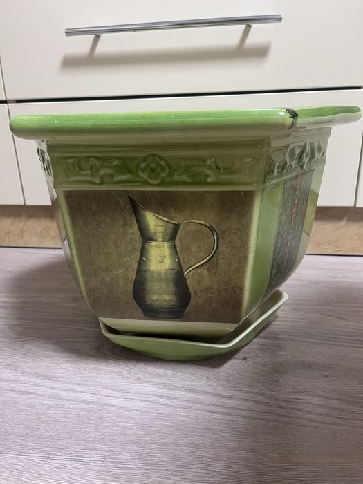 Великий керамічний горщик для рослин