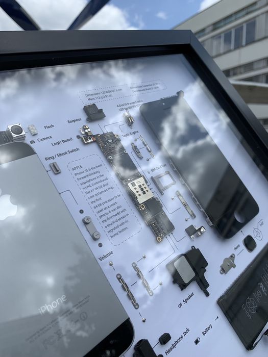 Картина на стіну iPhone XR у рамці