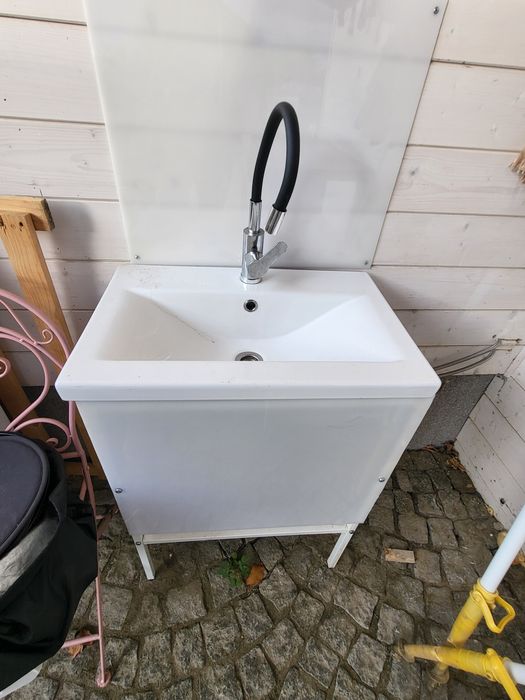 Szafka z umywalka z kranem