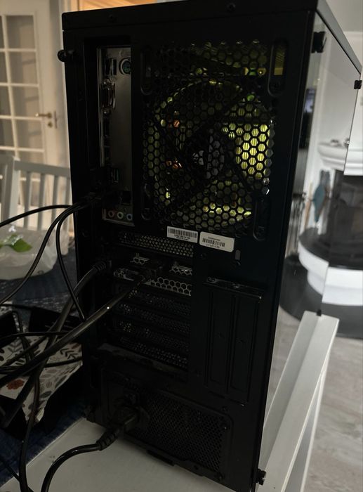 Komputer stacjonarny z myszka i klawiatura