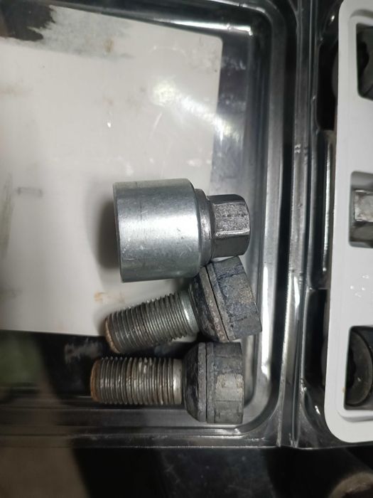 секретки болти Volkswagen M14x1.5 гайки Ford M12x1.5