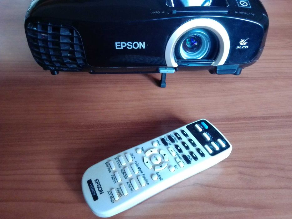 Epson EH-TW5200 Projector.64751976283010122