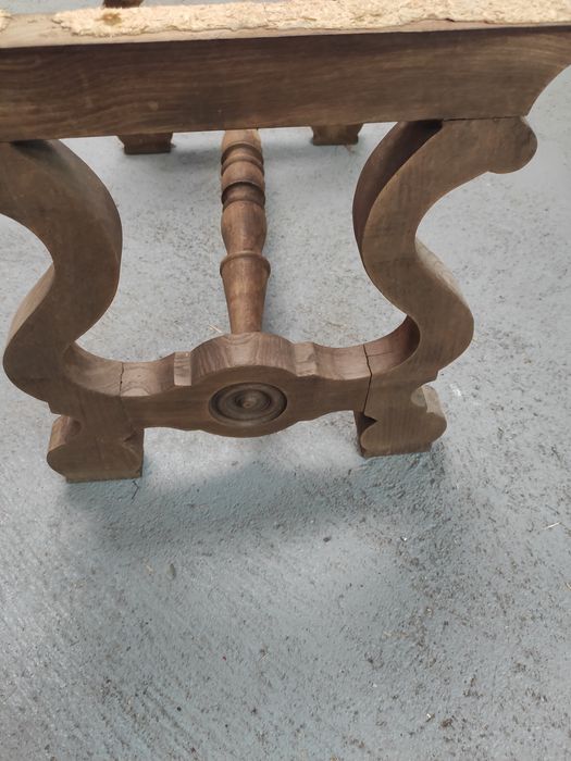 Estrutura antiga de mesa.