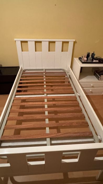 Cama solteiro em madeira maciça+ colchão+ armário com gavetas