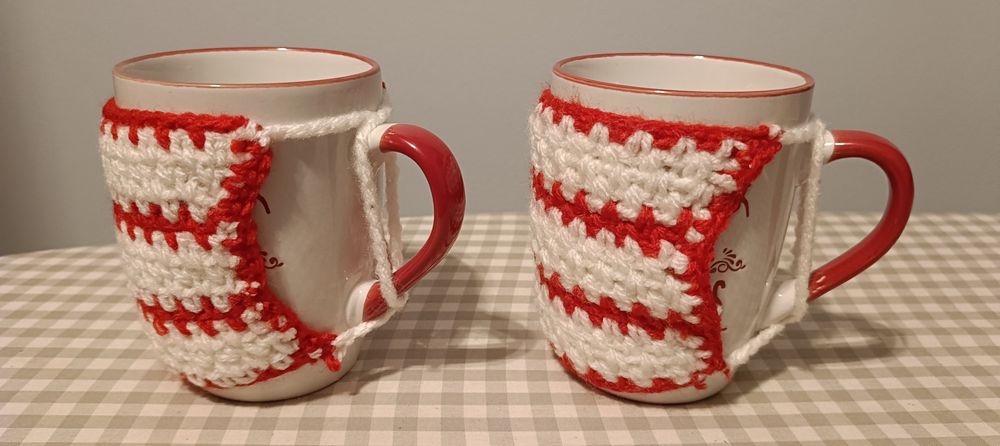 Kubki świąteczne ubrane w sweterki