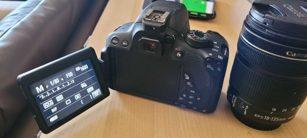 Canon EOS 700D (Rebel T5i) com lente 18-135mm IS STM + Cartão 64GB