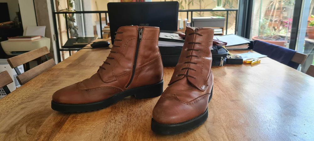 Botas de senhora em pele da Scarpin forradas tamnho 40