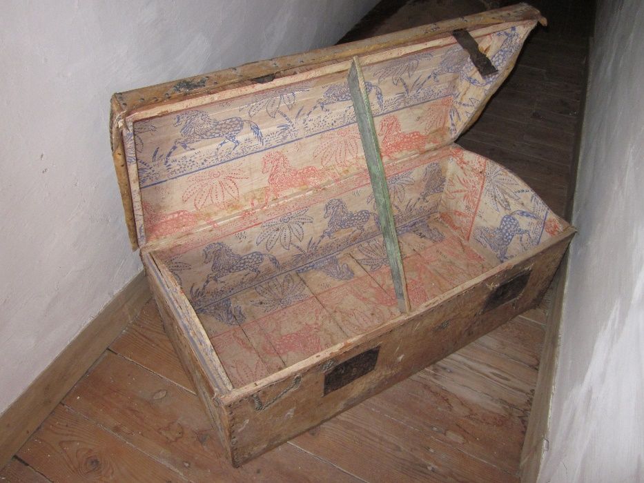 2 Baús antigos em pele. Cada.