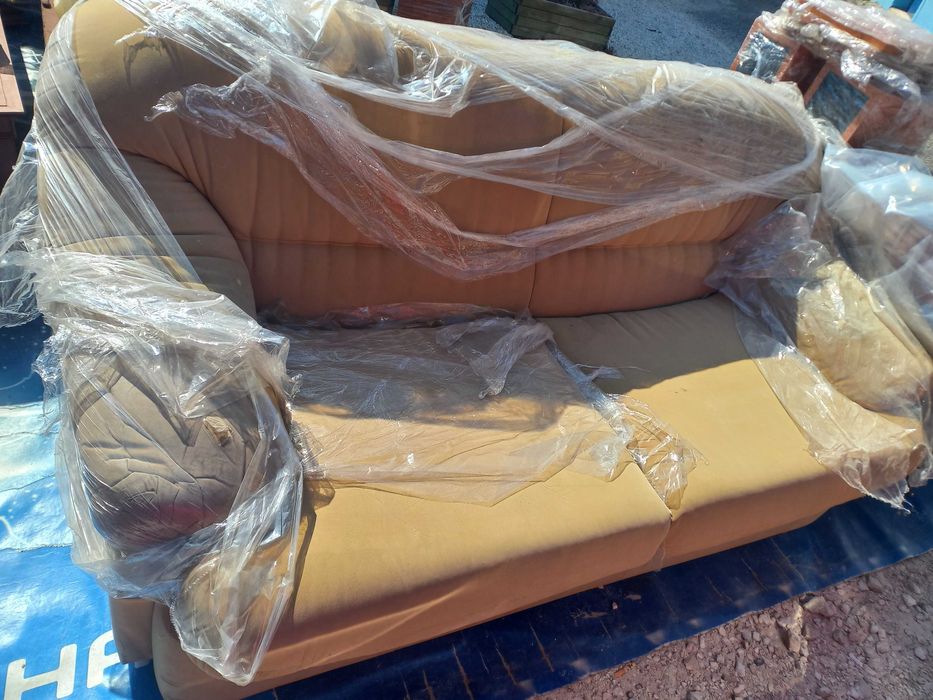 Sofá 3 lugares tecido aveludado em begee