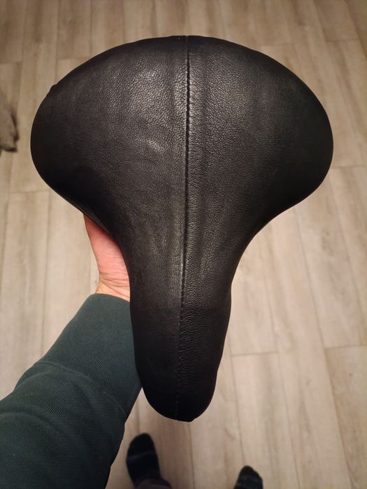 Велосипедное седло на пружинах, Обшито натуральной кожей