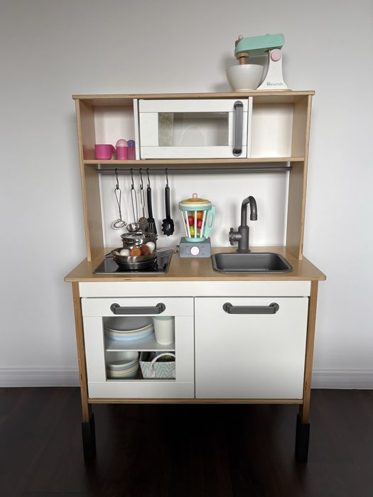 Kuchnia IKEA z dużym zestawem akcesoriów