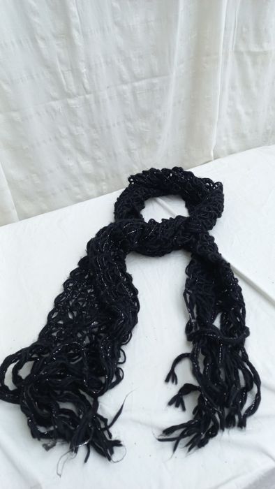 Cachecol malha preta trabalhada e com um fio prateado