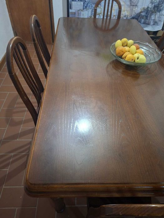 Vendo mesa de jantar e seis cadeiras