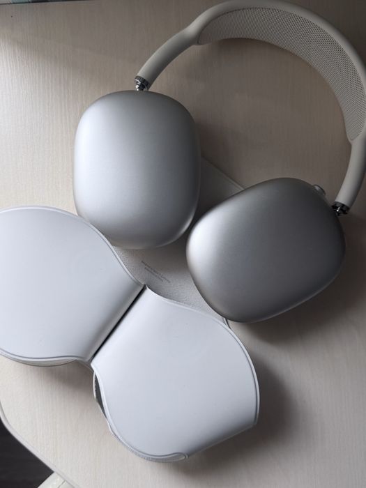 Apple AirPods Max Starlight