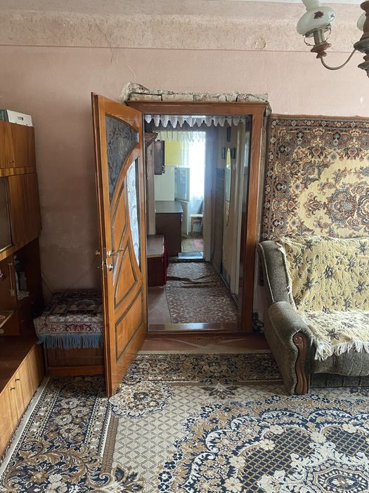 Продається двокімнатна квартира на другому поверсі поруч з центром по вул Берегівська !