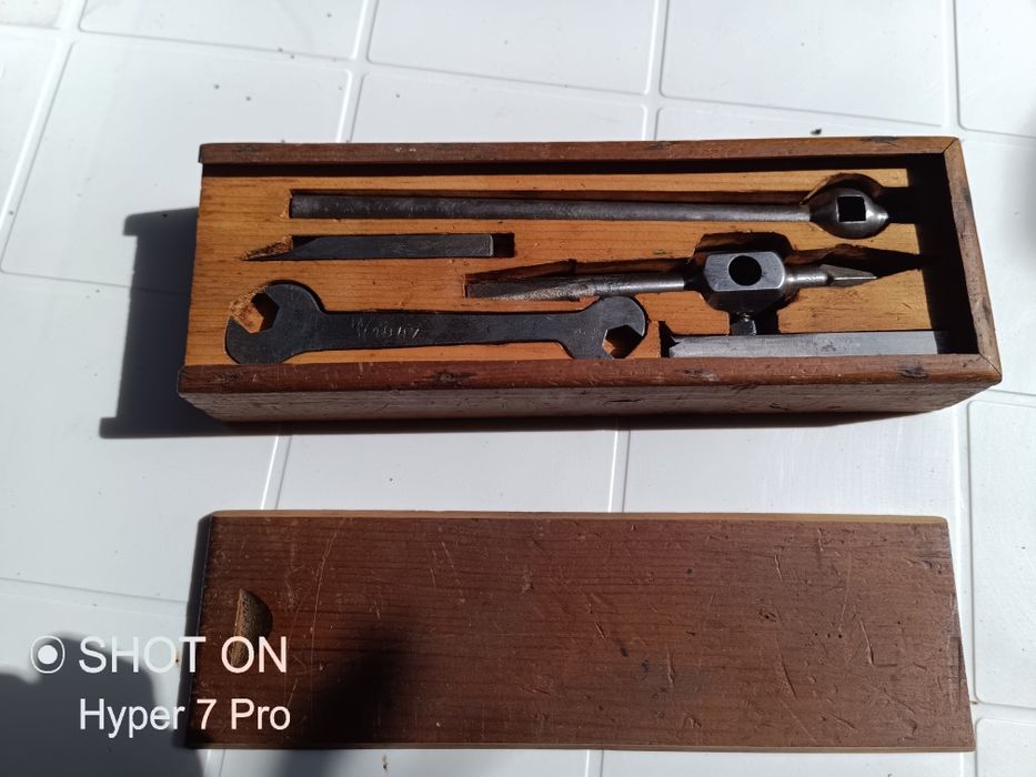 Ferramenta de cortar juntas antiga data de 1947