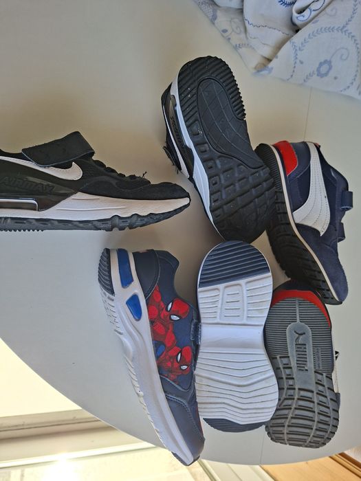 3 pares de sapatilhas de criança